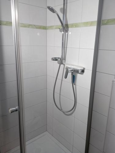 une douche avec un tuyau dans une cabine de douche dans l'établissement Exklusive Lage - Wohnung mit schönem Garten - Hämmerle Yellow, à Constance