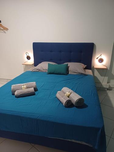 Una cama o camas en una habitación de B787 AF city center room