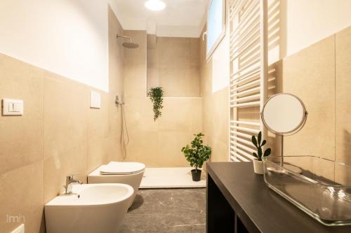ein Badezimmer mit einem WC, einem Waschbecken und einem Spiegel in der Unterkunft Fortezza Apartment in Florence in Florenz