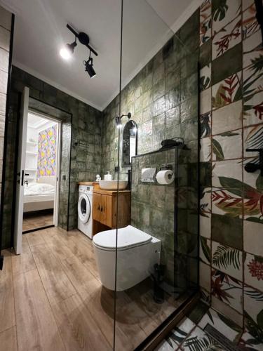 La salle de bains est pourvue d'une baignoire et d'un lave-linge. dans l'établissement Silver Hotel, à Tbilissi