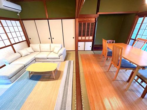 sala de estar con sofá y mesa en Fukuchiyama - House - Vacation STAY 16613 en Ayabe