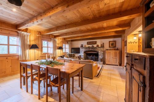 Il dispose d'une cuisine et d'un salon avec un plafond en bois. dans l'établissement Mezdiva, à Megève