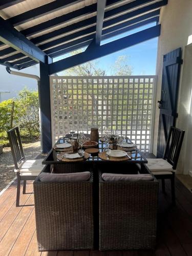 d'une terrasse avec une table à manger et des chaises. dans l'établissement Villa basque, plage à 8min à pied, jardin, parking, à Bidart