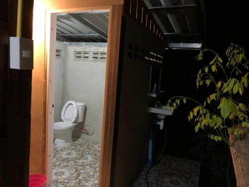 La salle de bains est pourvue de toilettes et d'un lavabo. dans l'établissement Bann sudjai, 