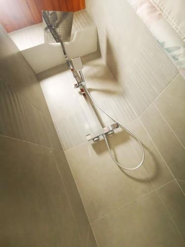 - une salle de bains avec douche dans l'angle de la chambre dans l'établissement Maison de vacances pour 12 personnes, à Équihen-Plage