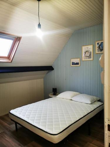 une chambre avec un grand lit dans une pièce dans l'établissement Maison de vacances pour 12 personnes, à Équihen-Plage