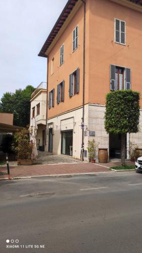 un edificio al lado de una calle en La Dimora Di Anna, en Chiusi