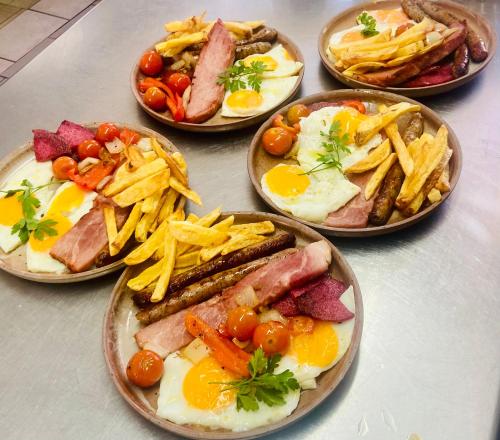 un groupe de plats pour le petit-déjeuner sur une table dans l'établissement Villiers 36, à Villiers