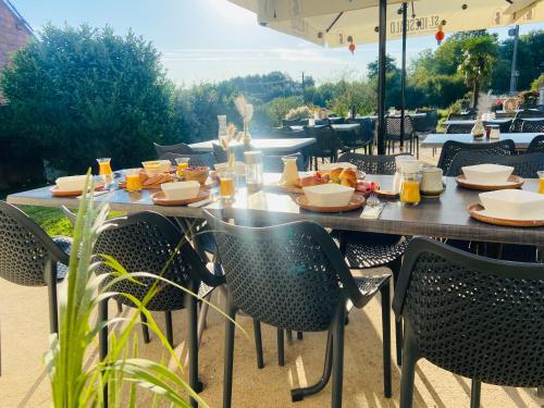 une table avec de la nourriture dessus sur une terrasse dans l'établissement Villiers 36, à Villiers
