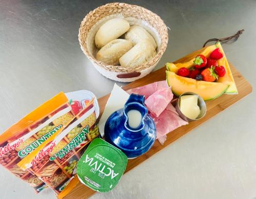 une planche à découper avec des collations et un panier de fruits dans l'établissement Villiers 36, à Villiers