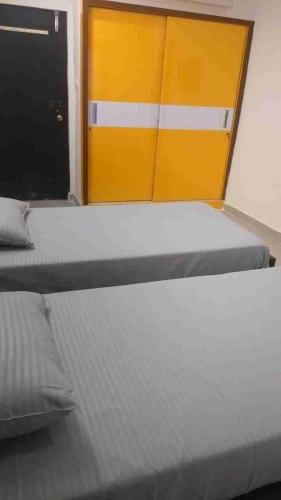 zbliżenie łóżka w pokoju w obiekcie Stay In Hotels and Resorts w mieście Hajdarabad