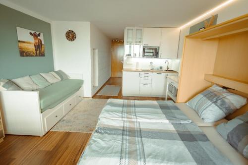 Cette petite chambre comprend un lit et une cuisine. dans l'établissement Appartement Honey, à Sankt Englmar
