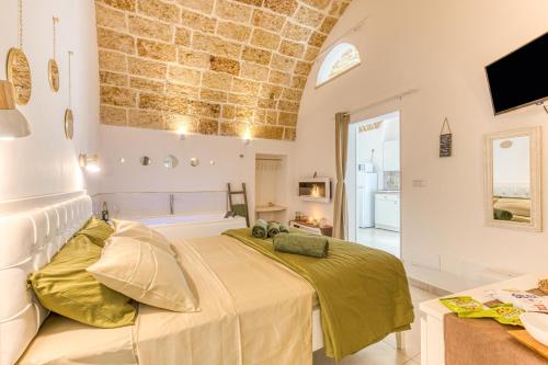 1 dormitorio con 2 camas en una habitación en Andrea's luxury home climatizzata con vasca idromassaggio nel centro storico en Presicce
