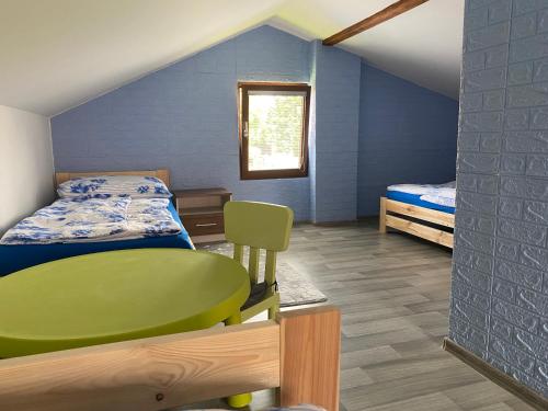 Pokój z łóżkiem, stołem i krzesłem w obiekcie Apartmány U Jeřábků w mieście Rapotín