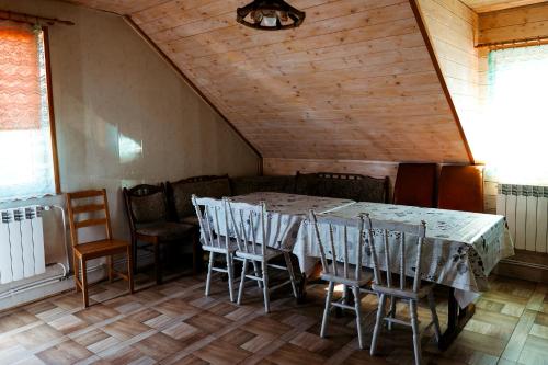 - une salle à manger avec une table et des chaises dans l'établissement Pokoje z łazienkami nad Jeziorem Serwy, à Mołowiste