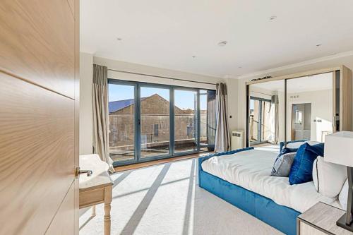 1 dormitorio con cama y ventana grande en 2 Bedroom Penthouse in Brentford, en Brentford