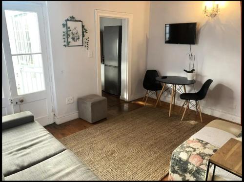 Μια τηλεόραση ή/και κέντρο ψυχαγωγίας στο 2 Bedroom Cottage by ARPA Hospitalities