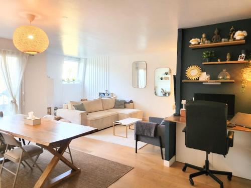 un salon avec une table et un canapé dans l'établissement Appartement moderne 2 chambres, à Saint-Maurice