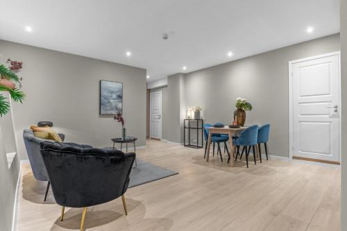 a living room with a table and chairs at Modern in a luxurious area - Super central - 6 pax in Oslo