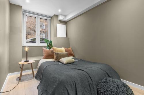1 dormitorio con cama y ventana en Moderne i lukseriøst område - Supersentralt -6 stk, en Oslo