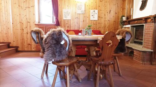a dining room with a table and chairs with fur at Quick Home - Viola in Pontboset