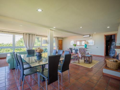 Χώρος καθιστικού στο Villa with Pool and sea views in Banana Plantation by CanaryScape