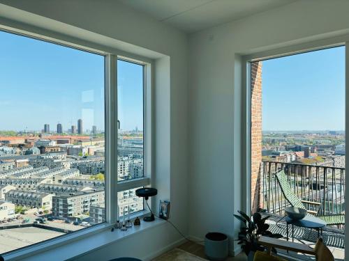 Habitación con 2 ventanas grandes con vistas a la ciudad en View from the 18th floor over whole of Copenhagen. en Copenhague