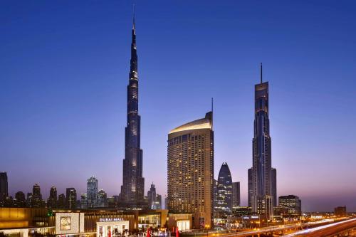 uitzicht op de skyline van de stad 's nachts bij Kempinski Central Avenue Dubai in Dubai