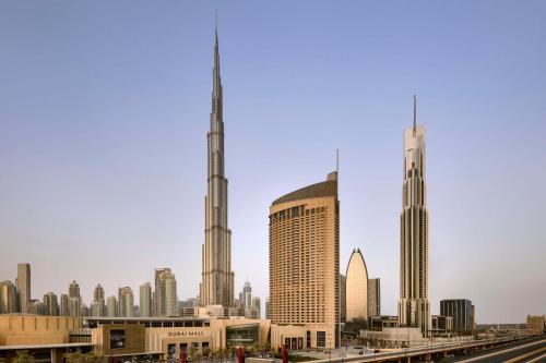 Kempinski Central Avenue Dubai في دبي: إطلالة على أفق المدينة مع مبنيين طويلين