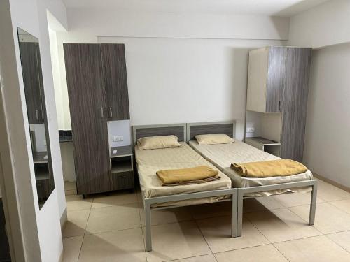 1 dormitorio con 1 cama con 2 almohadas en POP 82272C Townhouse Oak- Seven Olives en Bangalore