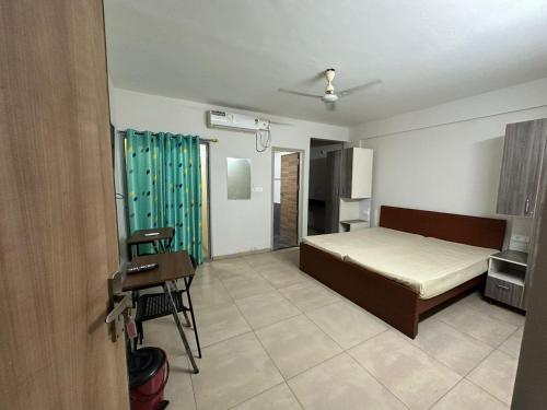 um quarto com uma cama e uma secretária. em POP 82272C Townhouse Oak- Seven Olives em Bangalore