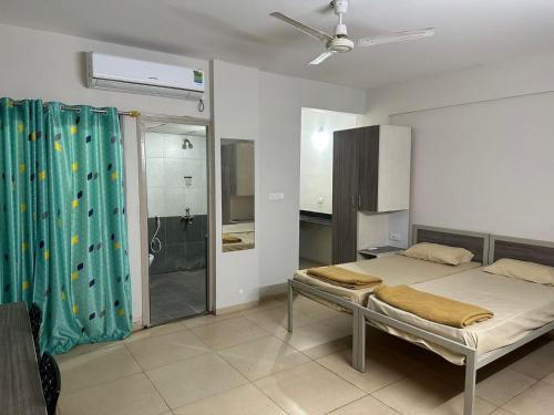 sypialnia z łóżkiem i prysznicem w obiekcie POP 82272C Townhouse Oak- Seven Olives w mieście Bengaluru