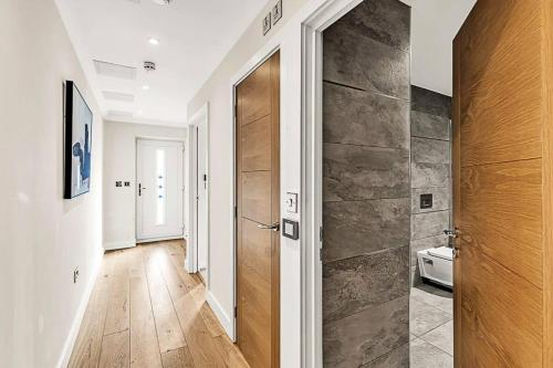 Kúpeľňa v ubytovaní Modern Chic and Contemporary Retreat in Brentford