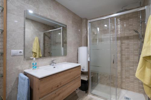 a bathroom with a sink and a shower at "Suite" Habitacion extra Large con baño privado en Benalmadena in Benalmádena