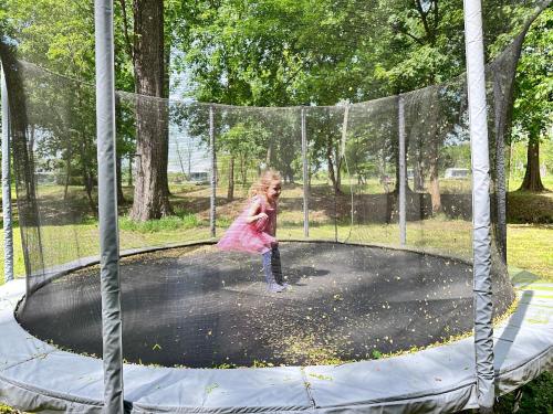 Area giochi per bambini di Pałac Wieniawskich - Luksusowe, Całoroczne Domki Glampingowe Nad Jeziorem, Prywatna Balia, Park 10ha