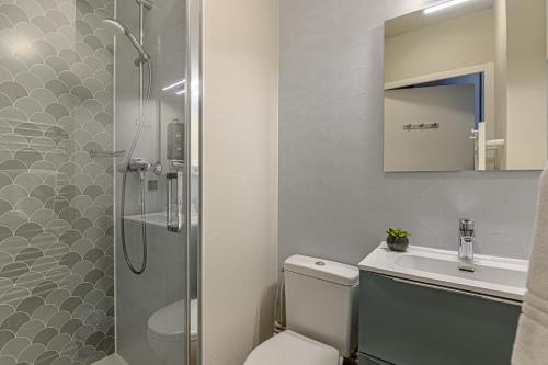 Ένα μπάνιο στο Appart Hôtel Le Liberté Vannes Centre-Ville