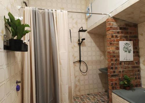 y baño con ducha y cortina de ducha. en SOHO STAY, en Kuala Terengganu