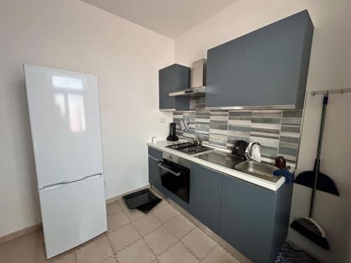 una piccola cucina con lavandino e frigorifero di Alloggio Teresina a Montecilfone