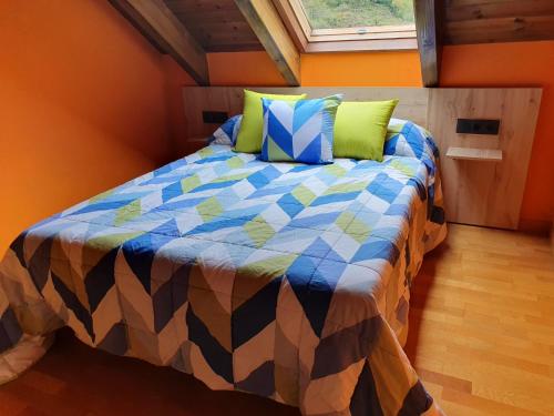 um quarto com uma cama num quarto com uma janela em Duplex Barruera Immovall em Barruera