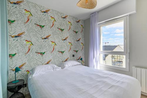 Ένα ή περισσότερα κρεβάτια σε δωμάτιο στο Appart Hôtel Le Liberté Vannes Centre-Ville