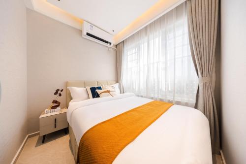 a bedroom with a large bed and a window at 岗厦轻居-深圳福田会展中心岗厦地铁站店 in Shenzhen