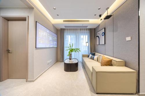 a living room with a couch and a television at 岗厦轻居-深圳福田会展中心岗厦地铁站店 in Shenzhen