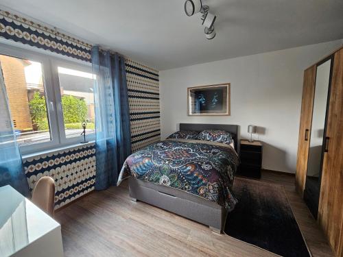 1 dormitorio con cama y ventana en Schölerberg Appartement l ruhige Lage l nah an Zoo, en Osnabrück