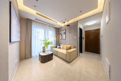 a living room with a couch and a table at 岗厦轻居-深圳福田会展中心岗厦地铁站店 in Shenzhen