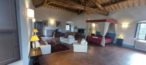 a living room with a couch and a bed at Castello di Mugnana in Mugnana
