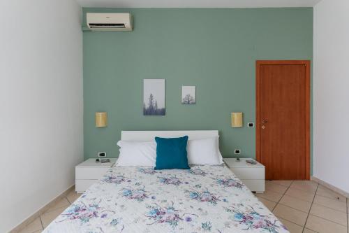 een slaapkamer met een bed en twee nachtkastjes bij Sorrento Main Road Apartment in Sorrento