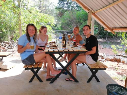 un gruppo di persone seduti a un tavolo da picnic di Malwathu Oya Forest Garden a Anuradhapura