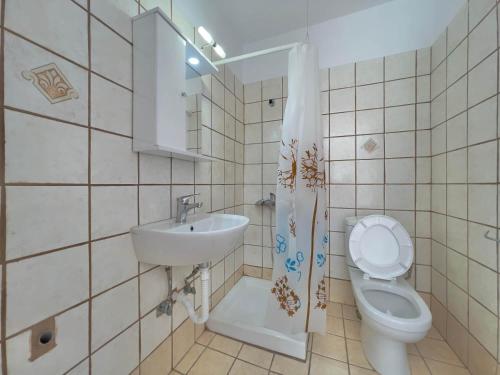 瓦錫的住宿－Porto Vista III，一间带卫生间和水槽的浴室