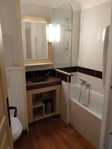 une salle de bain avec un lavabo, une baignoire et des toilettes dans l'établissement Superbe Duplex Cap Esterel VUE MER, à Saint-Raphaël