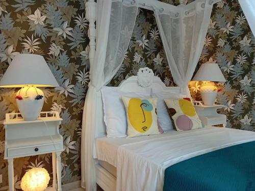 - une chambre dotée d'un lit avec deux lampes et deux tables de nuit dans l'établissement Le 304 Douai, à Douai